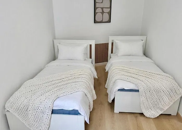 Apartment Three Bedroom Near Metro *