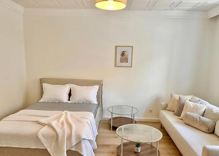 Three Bedroom Near Metro Apartment *