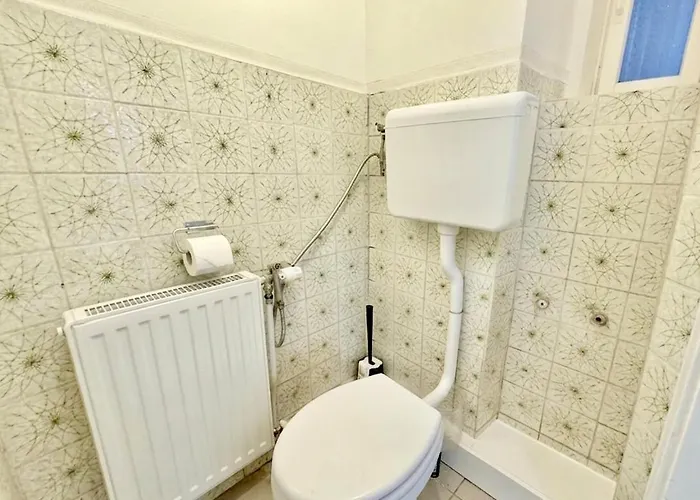 Three Bedroom Near Metro Apartment