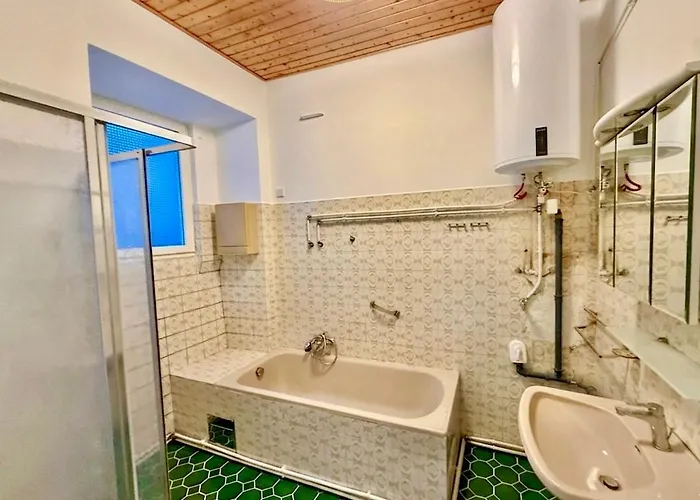 Three Bedroom Near Metro Apartment *