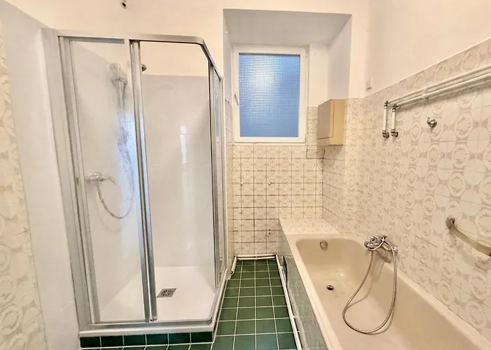 Three Bedroom Near Metro